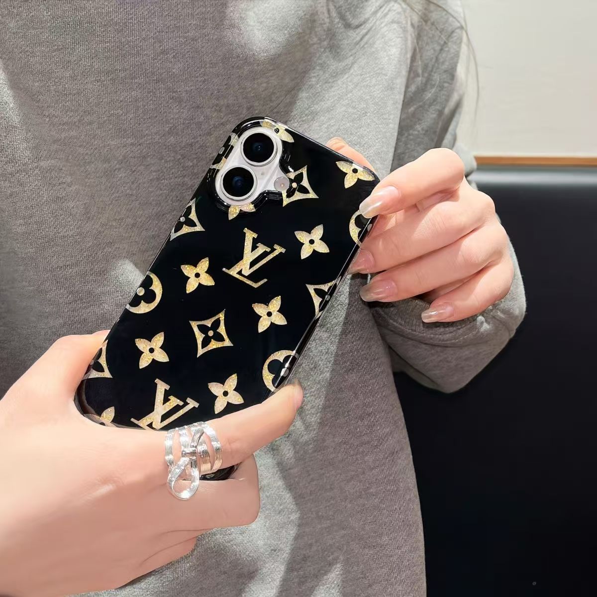 LV 人気 女子 iphone 16 PROケース