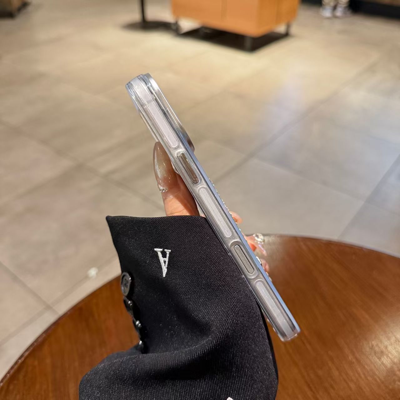 大活躍 YSL iPhone 17 airケース